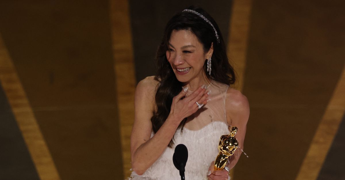 Michelle Yeoh wins best actress Oscar for 'Everything Everywhere All at Once' reut.rs/3yuTXu6