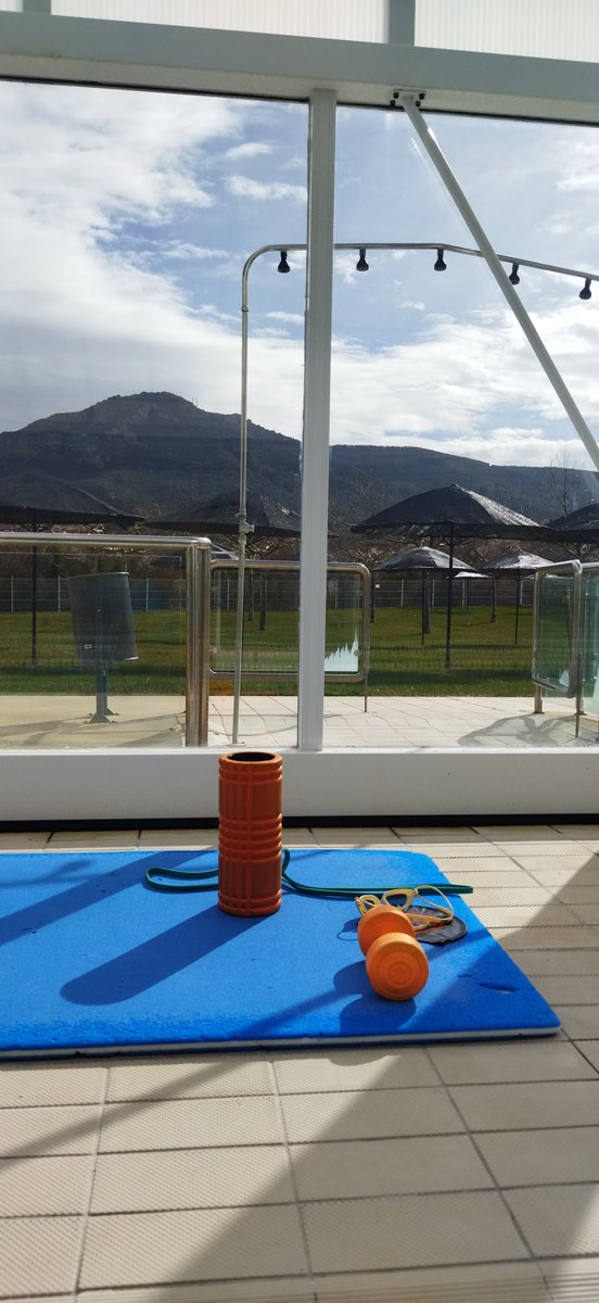 Si eres nadador/a, triatleta o te gusta entrenar en la piscina, hemos habilitado una zona para que puedas estirar y de paso contemplar el magnífico paisaje!
