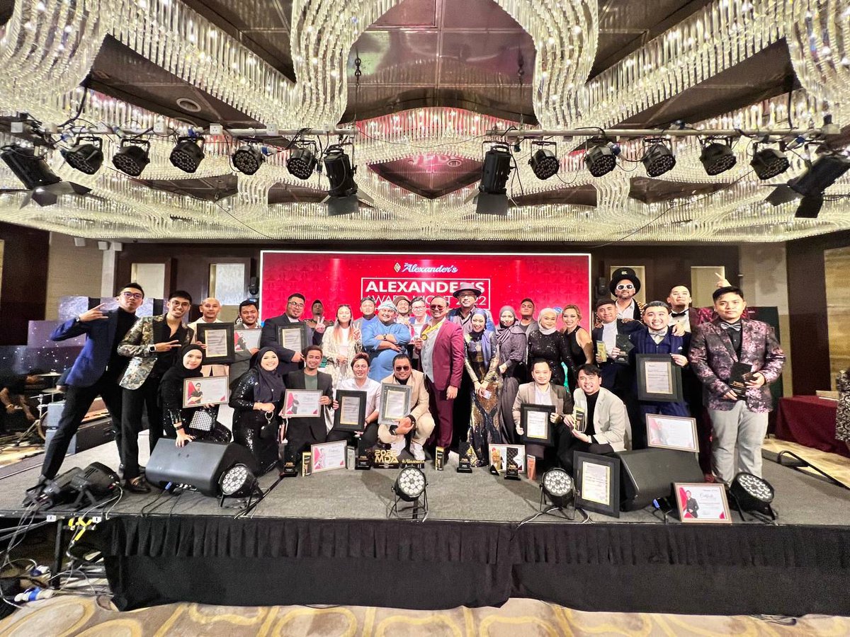 AIAByCOPOT's tweet photo. With the team!
#WeAreAlexanders #TheAlexanders
#CrazyAlexanders #AlexandersAwardNight
#ArkanAdvisory #MSHB https://t.co/QX7Ar3OcDc