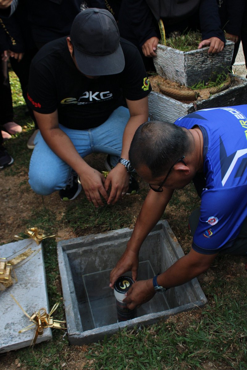 spkg2022's tweet photo. Misi terakhir SPKG2022 MRSM Kuantan. Penanaman time capsule utk batch k22 disempurnakan oleh tuan pengetua. Alhamdulillah, maka dengan ini berakhirlah perjalanan spkg 2022. Jom kita support SPKG 2023 tak lama lagi. InsyaAllah #spkg2022extended
#mrsmkuantan #spkg2022 https://t.co/W9GszlgQQw