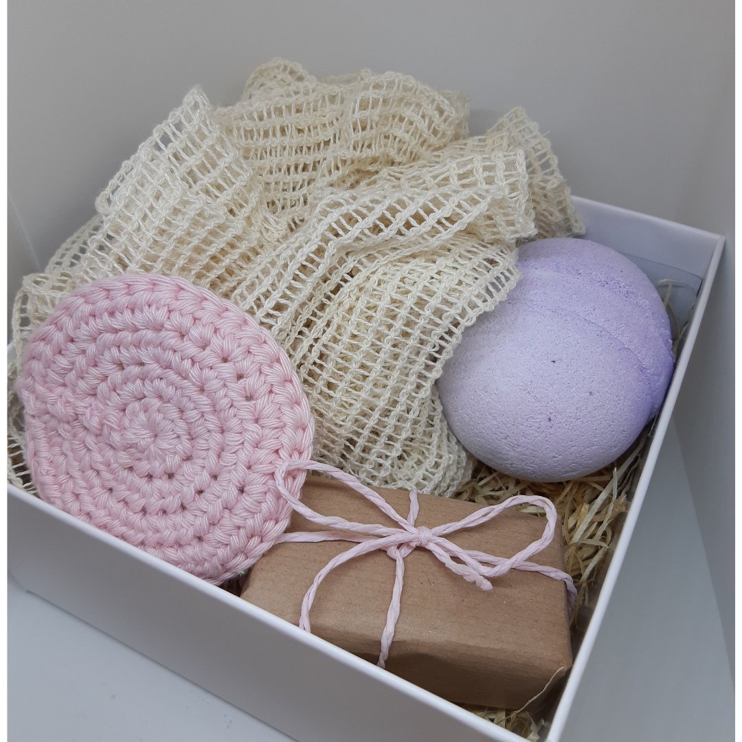 Morning #EarlyBiz
How gorgeous is this #GiftIdea for #MothersDay Filled with a #HandmadeSoap, bath bomb, reusable makeup remover pad &amp; a wash scrunchie Perfect for those who care what goes on their skin

Lots of choice at soapandpamper.co.uk

#Gifts #Vegan #ShopIndie #MHHSBD