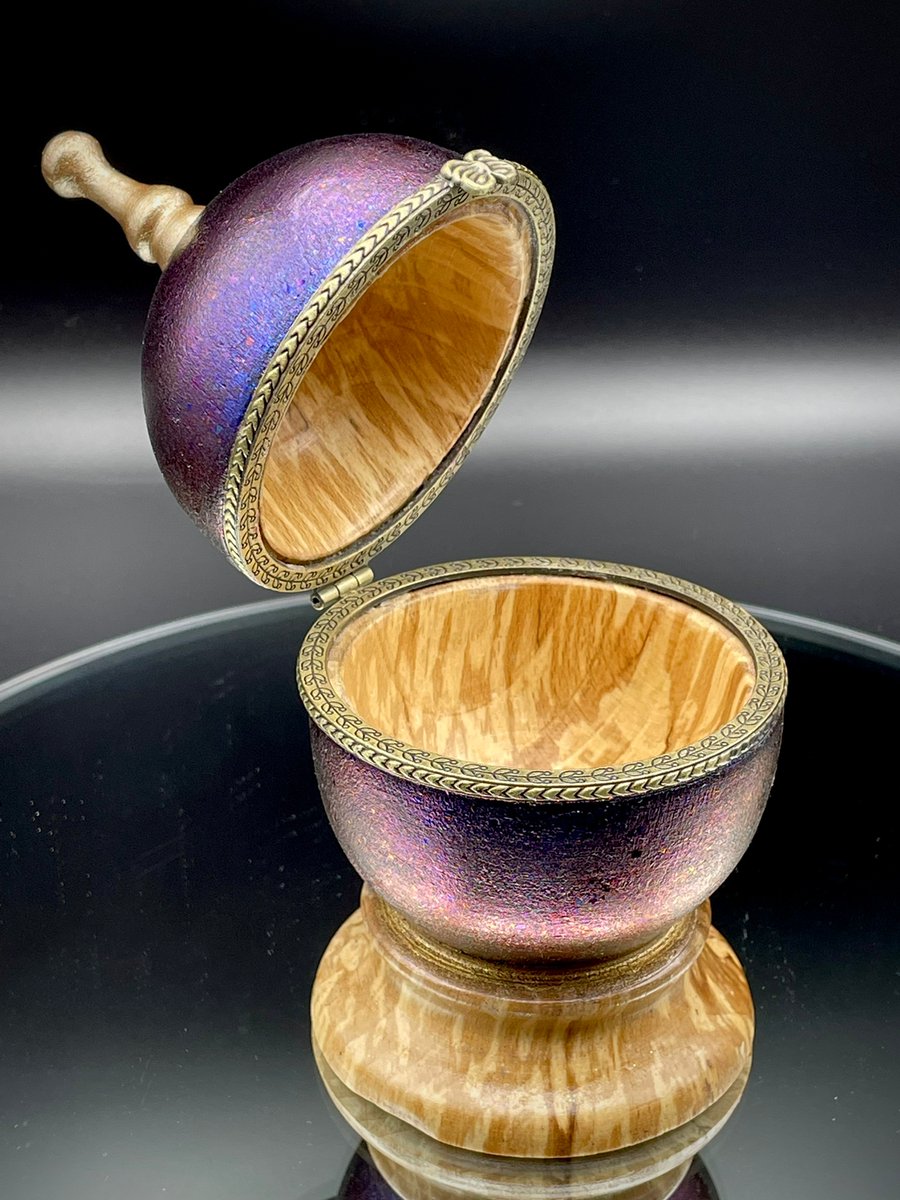 Good morning #earlybiz

Have you seen our latest addition to our website. 

“The Purple Orb” a handmade wooden trinket box with decorative brass hinge and embellished with chameleon flakes and metallic powders to make this regal piece. 

davenportshandmade.co.uk/product/the-pu…