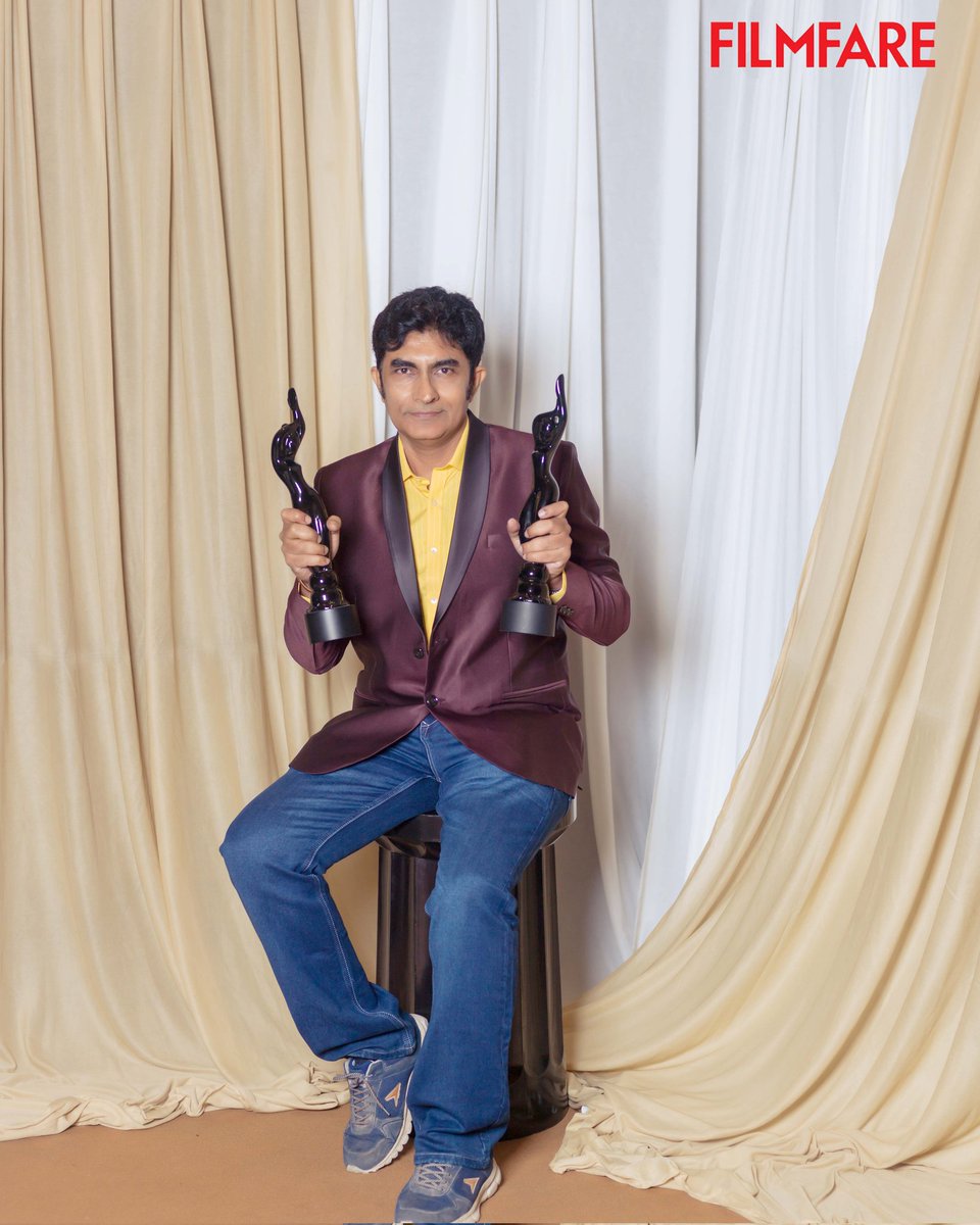 Two's company! 🌟

#KumarChowdhury poses with his trophies after winning the awards for Best Debut Director and Best Original Story for #PriyoChinarPataItiSegun at the #JoyFilmfareAwardsBangla 2022. 

📷: Kaustav Saikia