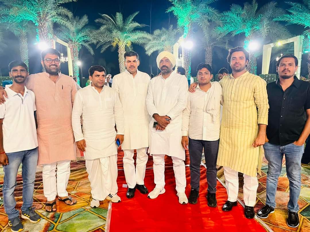 GauravBarautRLD's tweet photo. #शामली 
वीरेंद्र राणा जी के यहाँ शादी समारोह में शामिल हुआ अपने गुरु जनो वे छोटे बडे भाईयो से मिलना हुआ ❤️
#गौरवबड़ौत https://t.co/WHShXYzHdr