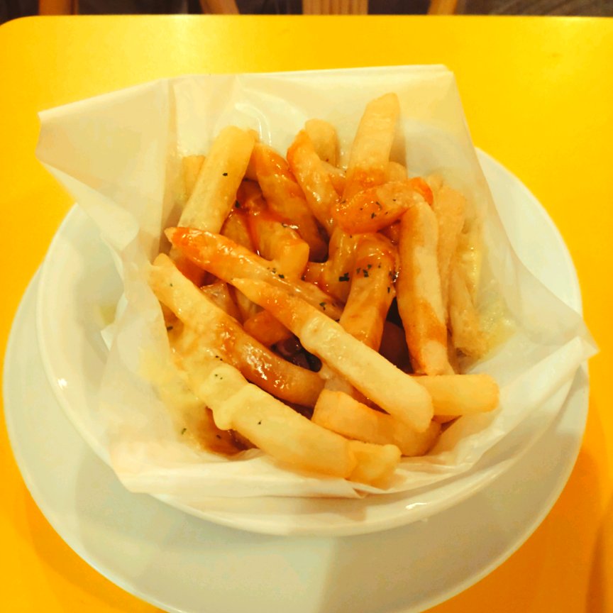 yanchtakkar's tweet image. WBC出場国の食べ物紹介

#PoolC

カナダ🇨🇦

プーティン

フレンチフライにグレイビーソースをかけたもの
カナダの食べ物といえばまずはこれ

#WorldBaseballClassic               
#侍ジャパン