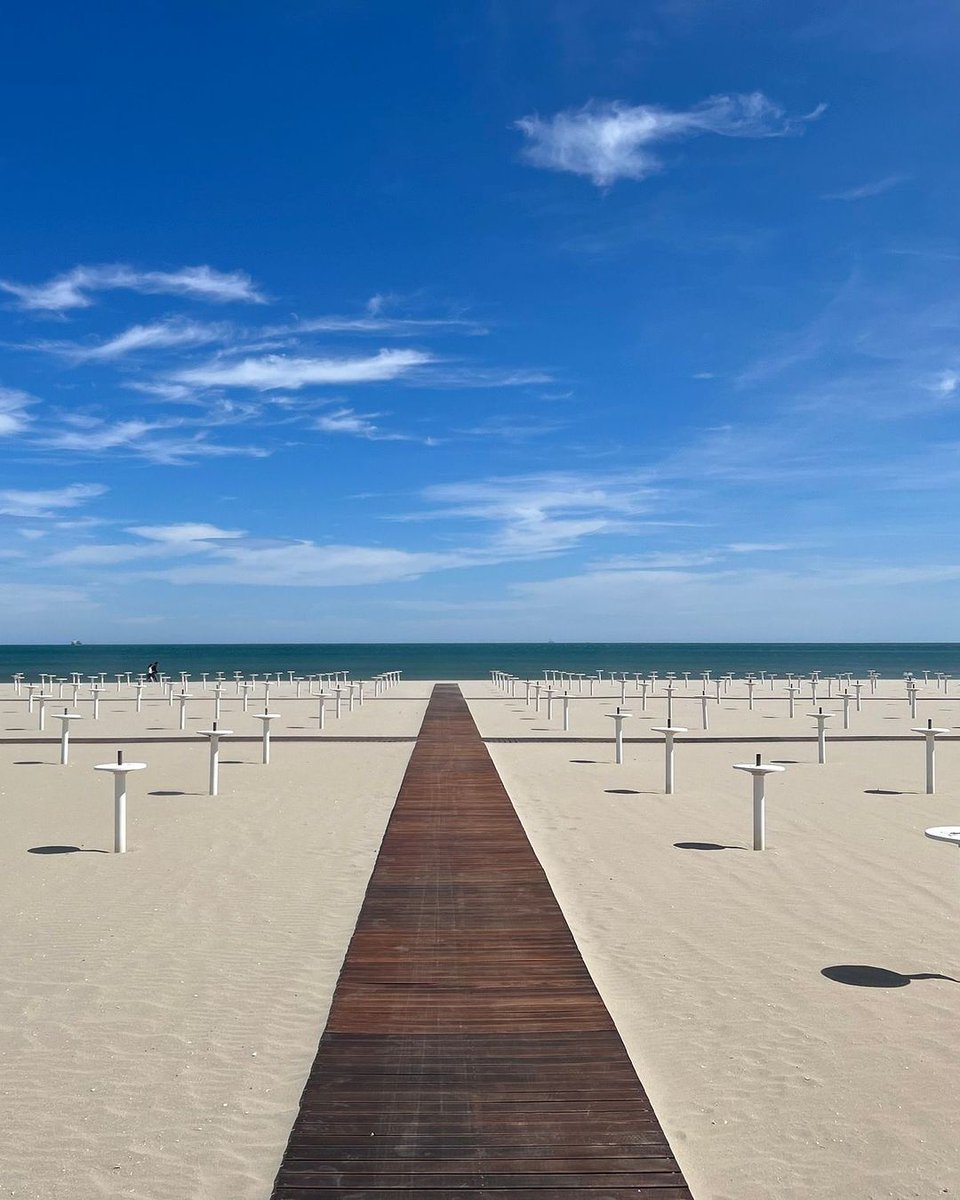 ERTourism's tweet photo. Beach life, the scents of the sea and spring...  😎🌞
Sunny weekend on the beaches and seaside villages of Romagna

#BeachLife  #InEmiliaRomagna #VisitRomagna #TreasrueItaly #LiveItalian #traveltoitaly #springinItaly
https://t.co/aIP9q4XyXt https://t.co/zghpq3emDZ
