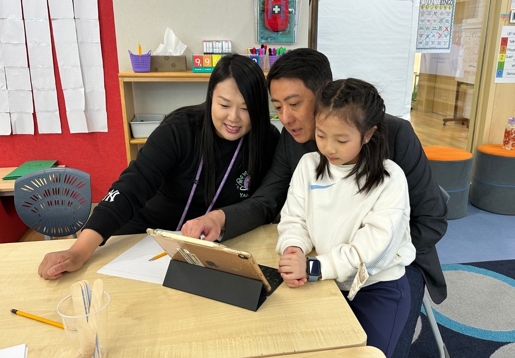 HKIS's tweet image. #StudentLedConferences were finally in person again! This unique aspect of the HKIS UP experience actively engages parents in the #learning process and gives students the opportunity to communicate their progress. #studentled

#hkis #hkisprograms #studentadvocacy #communication