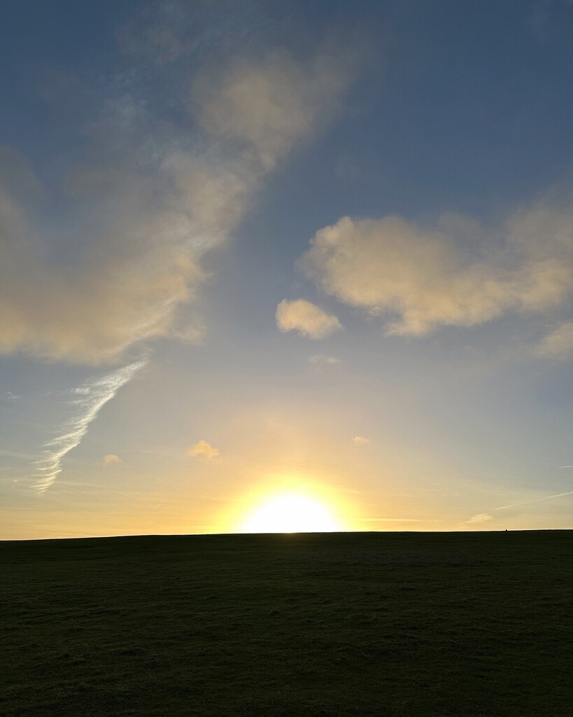 Splodz's tweet image. Morning! Here goes Monday... 

No, this sunrise shot was not taken this morning. It's blowing a hoolie and super wet outside - and it looks to be staying like that all day. One of those days where getting #OneHourOutside might be a bit of a challenge. A … instagr.am/p/CpuHFupodxN/