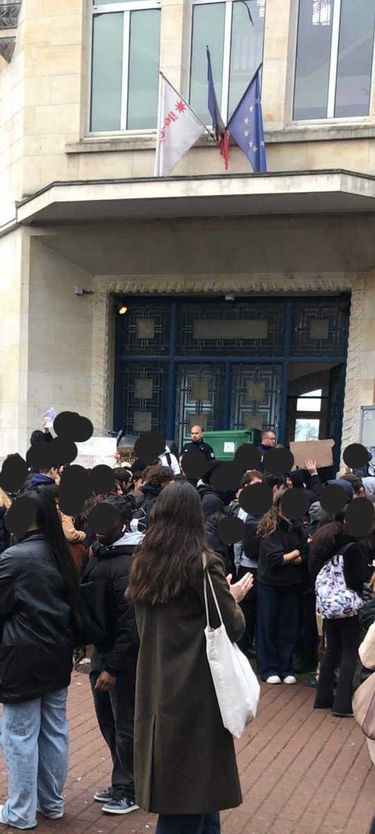 leclercjm's tweet photo. #Blocus, poubelles renversées et slogans au #Lycee Marie-Curie @education_gouv ce lundi à #Sceaux par les élèves de Terminale qui dénoncent les conditions des épreuves du #Bac2023. La @PoliceNationale surveille la #manifestation. @leclercjm @Le_Figaro https://t.co/lEEOLXJDCc