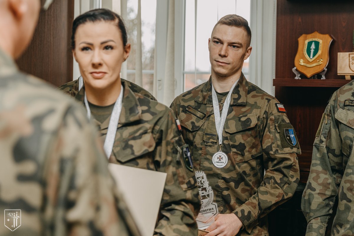 Srebrni medaliści Mistrzostw #16DZ w wieloboju żołnierskim z wizytą u Dowódcy  💪🥈😃

@MON_GOV_PL @DGeneralneRSZ @SztabGenWP @16Dywizja