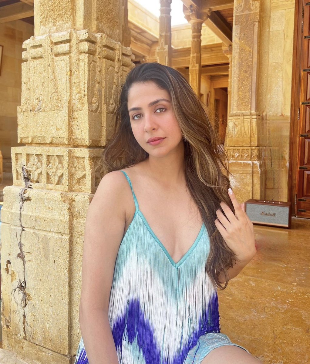 Always take the scenic route 🌈

#haveli #poolday #royalty #vacayvibes #vacayready #holidaymood #fashionstyle #resortwear #baskingthesun #travelwithme #malvikaraaj