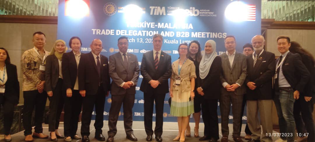 emirsyuksel's tweet photo. Turkish Trade Delegation started contacts with Malaysian counterparts. Thanks to Mr Hairil Yaacob, MITI Deputy Secretary General for insightful speech. 

Ege İhracatçı Birlikleri ve TİM tarafından düzenlenen ticaret heyetimizin B2B görüşmelerine katıldık.@turkihracat 

🇹🇷🤝🇲🇾 https://t.co/BAbEW7Nccl