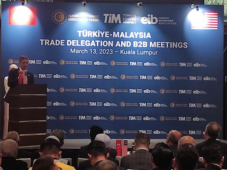 emirsyuksel's tweet photo. Turkish Trade Delegation started contacts with Malaysian counterparts. Thanks to Mr Hairil Yaacob, MITI Deputy Secretary General for insightful speech. 

Ege İhracatçı Birlikleri ve TİM tarafından düzenlenen ticaret heyetimizin B2B görüşmelerine katıldık.@turkihracat 

🇹🇷🤝🇲🇾 https://t.co/BAbEW7Nccl