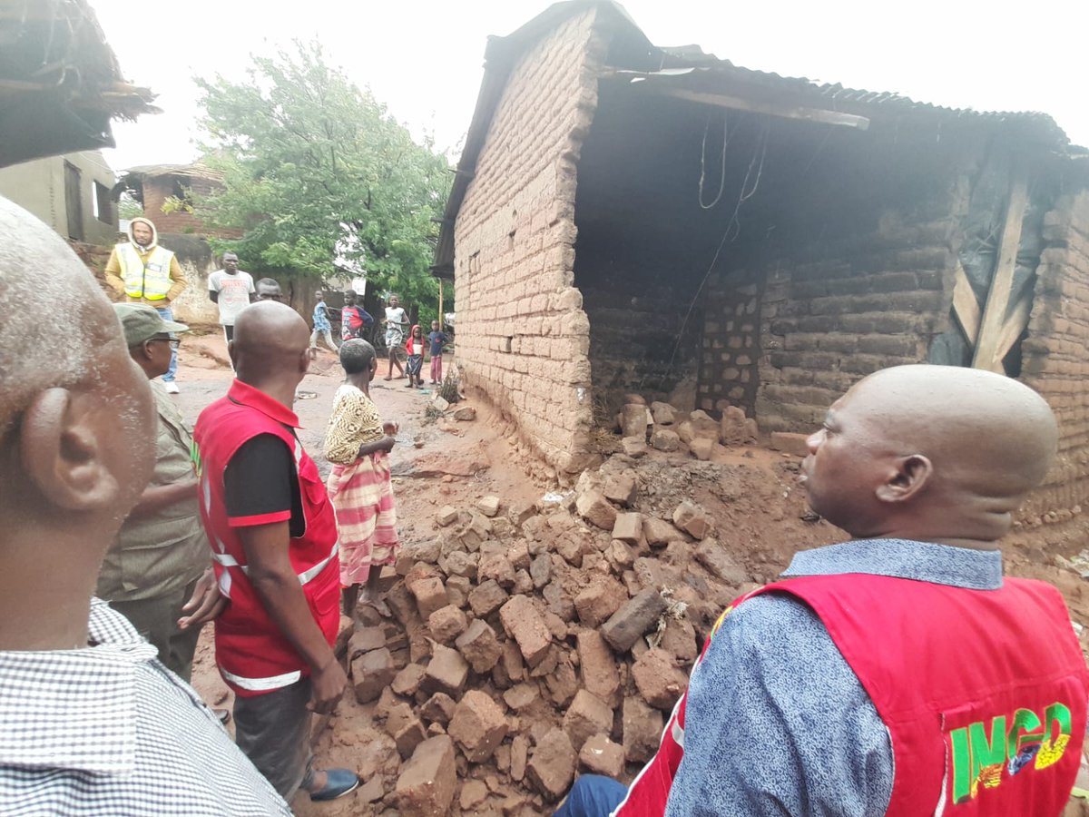 wfp_mozambique's tweet photo. 🚨🌀#CycloneFreddy

Heavy rains have damaged several houses forcing families to move to accommodation centres in #Mutarara, #Tete province, central #Mozambique

@WFP is assessing communities to coordinate its emergency response with the Govt🇲🇿. https://t.co/vPqJJxhknP