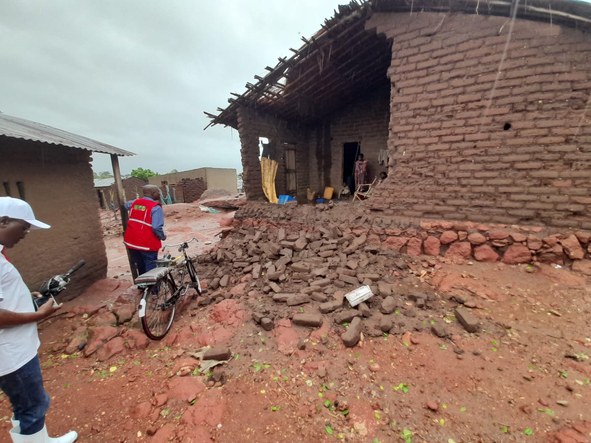 wfp_mozambique's tweet photo. 🚨🌀#CycloneFreddy

Heavy rains have damaged several houses forcing families to move to accommodation centres in #Mutarara, #Tete province, central #Mozambique

@WFP is assessing communities to coordinate its emergency response with the Govt🇲🇿. https://t.co/vPqJJxhknP