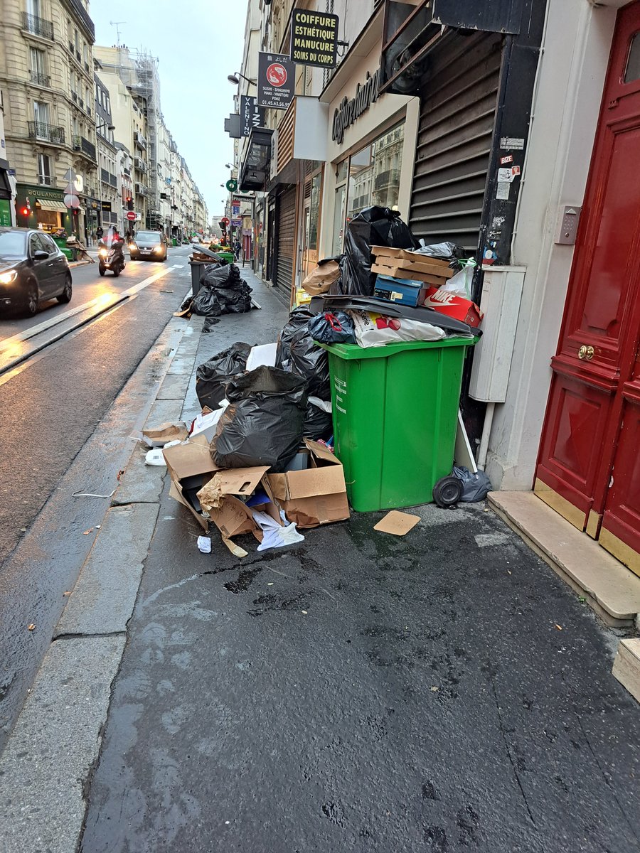 <a href="/Anne_Hidalgo/">Anne Hidalgo</a>  les trottoirs de Paris sont devenus impraticables, pensez-vous aux parisiens en situation de <a href="/apfhandicap/">APF France handicap</a> et aux personnes âgées ?
Il nous faut une Maire qui s'occupe de #Paris #OuEstHidalgo