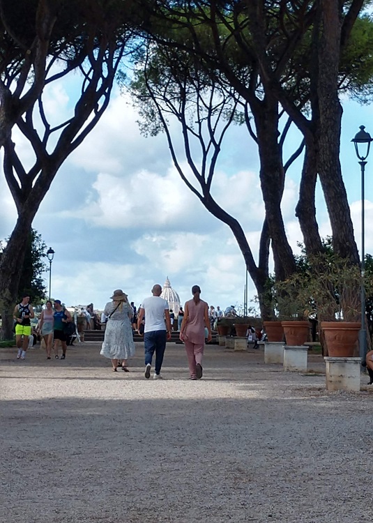 SonoitaliaInfo's tweet photo. Zu den besonderen Highlights eines Besuchs in #Rom zählt das #Schlüsselloch an der Piazza Cavalieri di Malta auf dem #Aventin – il buco di Roma ist ein Muss! 👉https://t.co/m5ADmg4H4B @Turismoromaweb @visit_lazio @CiaoNico https://t.co/21oXXtzS4Q