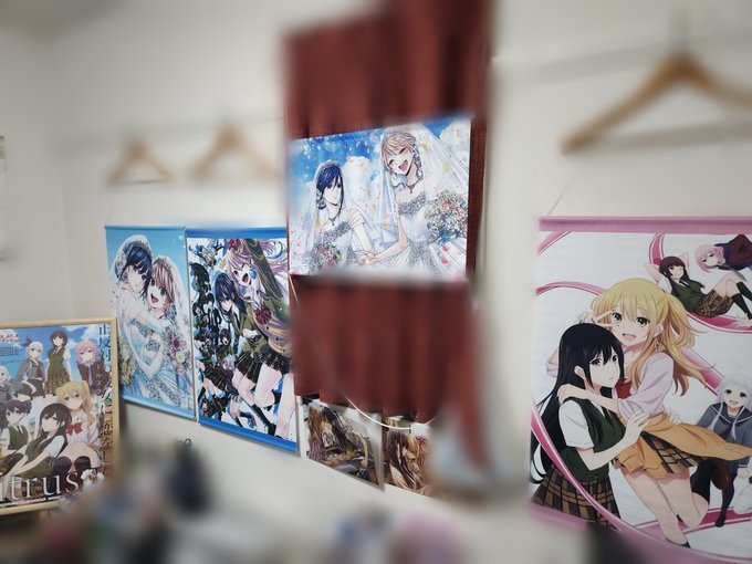 citrus展タペストリーやクリアファイル、百合展のタペストリー、ツイッターキャンペーンのポスターなど部屋がかなりcit