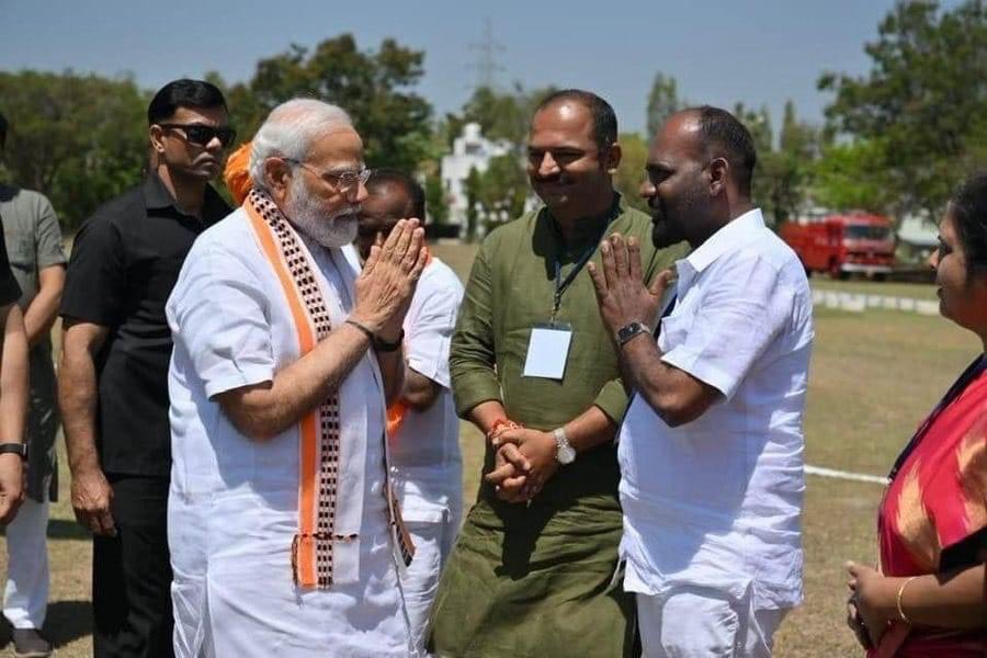 After seeing this photo, it seems to be true that there is an official rowdy morcha wing operating in the <a href="/BJP4India/">BJP</a> <a href="/narendramodi/">Narendra Modi</a> bows with folded hands to a rowdy sheeter, it means that government is dead and the rowdy government is ruling.
#bjp_rowdy_morcha