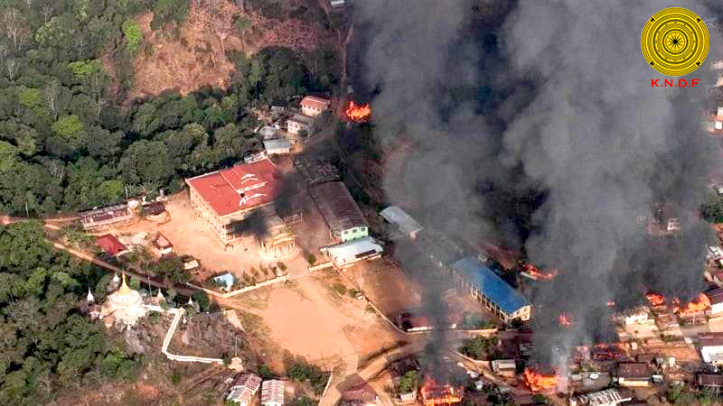 IrrawaddyNews's tweet photo. Locals from some 15 villages in Pinlaung and Pekon townships on the border of Shan and Kayah states have been forced to flee their homes due to junta raids since late February. Some villages have populations of tens of thousands. #WhatsHappeningInMyanmar https://t.co/uaGxu0jcwZ