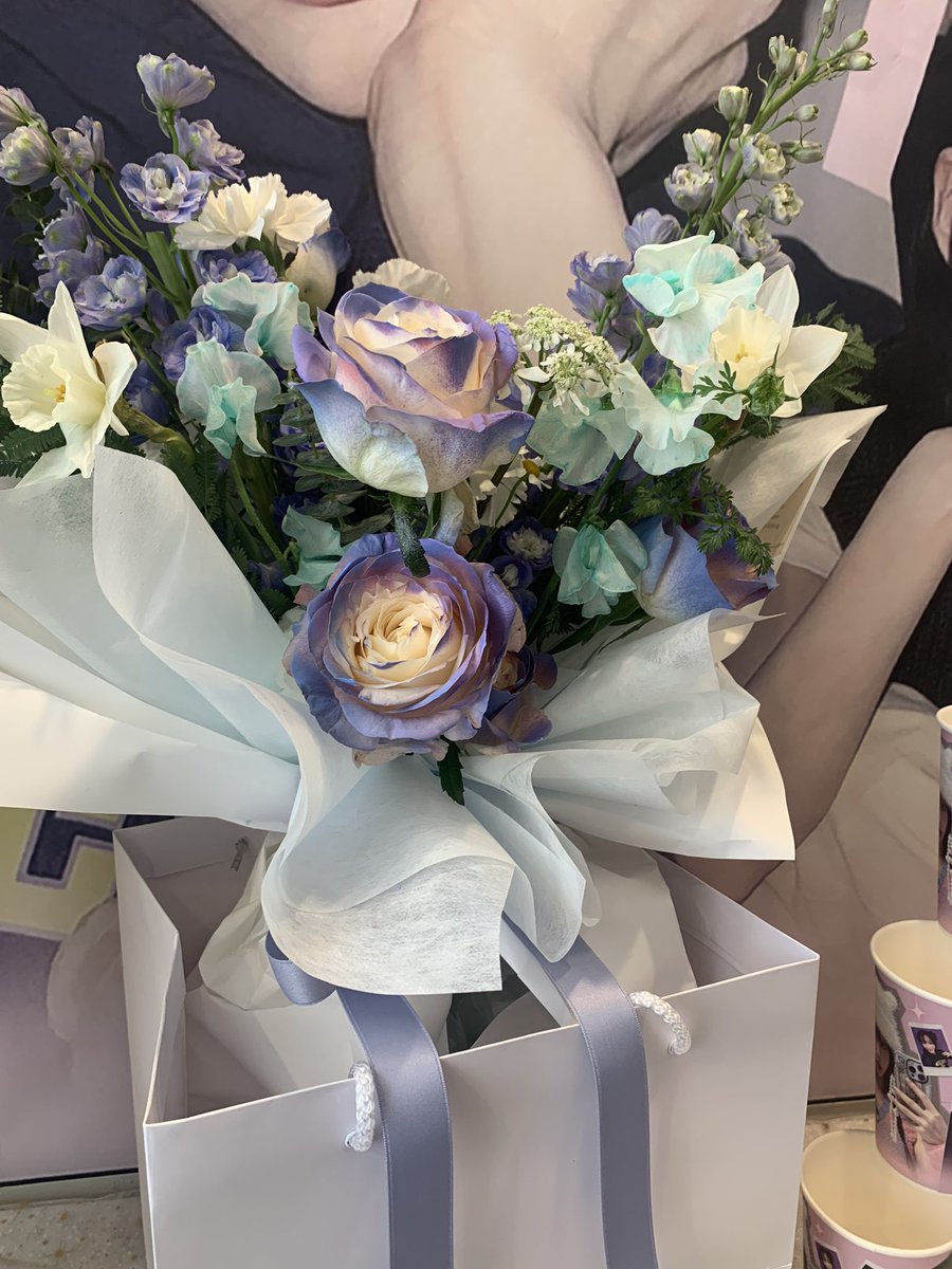 태연님 생일 카페에 너무나도 이쁜 꽃을 보내주신 팬분께 진심으로 감사드립니다.
보내주신 꽃은 태연님께 잘 전달 드렸습니다.
다시한번 감사드립니다.