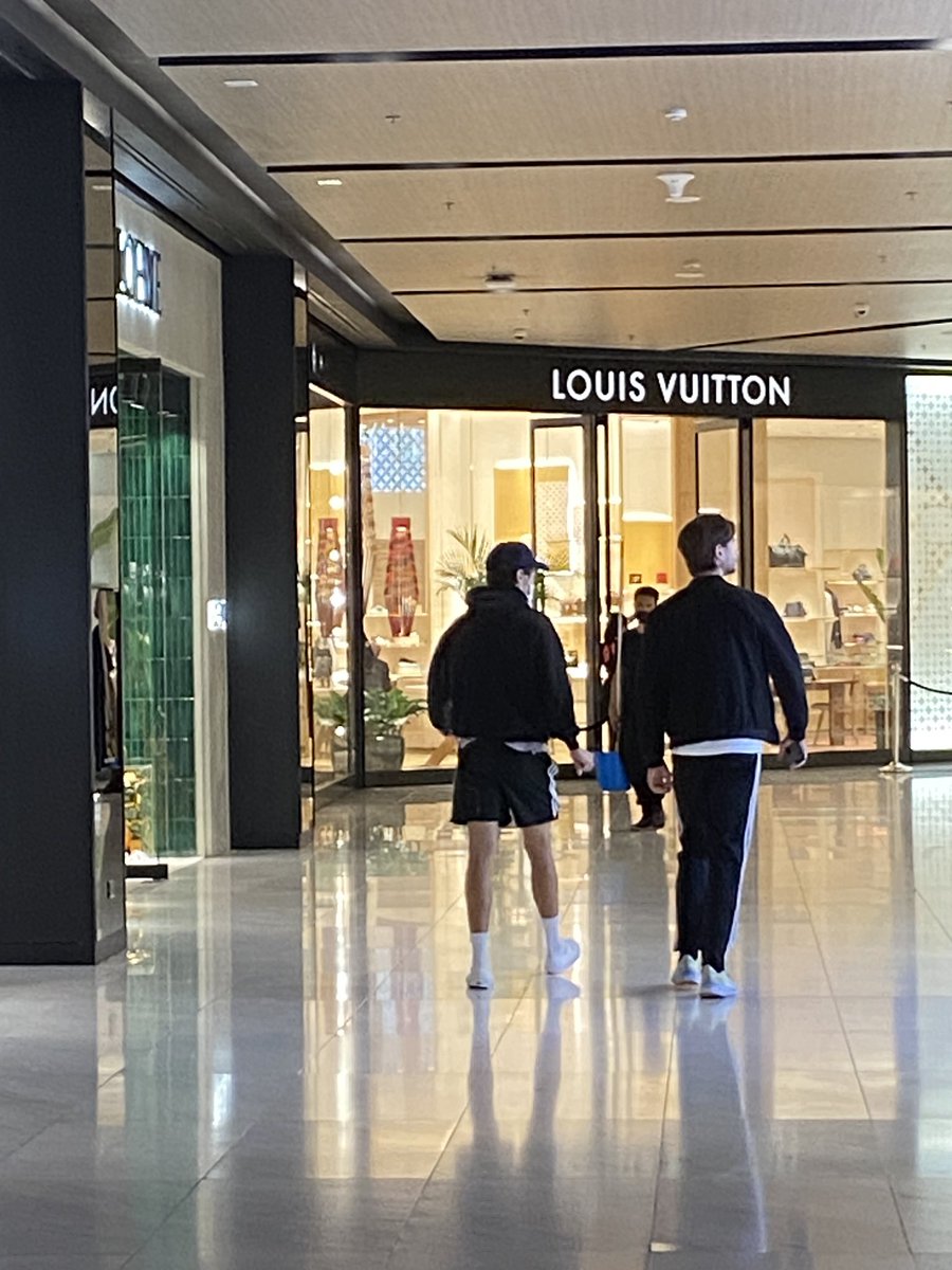 karluwix's tweet photo. Well @Harry_Styles was casually strolling inside Greenbelt earlier. Tried approaching him and asked for a picture but he politely declined which I truly understand. But we did shake hands and apologize for not having the picture. All the best for your concert 💐 #HarryStylesinPH https://t.co/llEmv5O385
