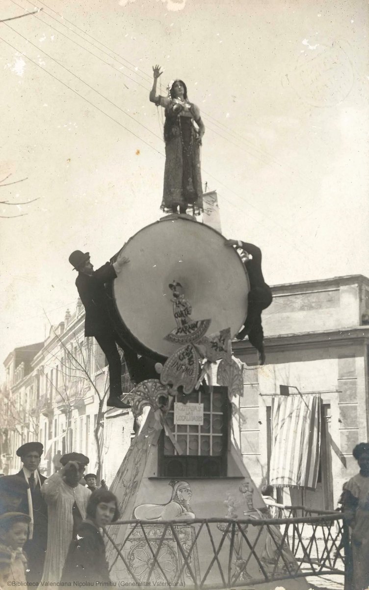 ProjecteSonore's tweet photo. Les Falles difonen visualment l'imaginari social i els valors de la València de cada moment, també relacionant-hi dones i músiques. Esta setmana mostrarem una selecció que podeu trobar a SòNORE

📷 C/ Frasquet | 1911| I. Palau | #BiValDi f. Huguet

🧨 #Falles23 #Magdalena23 https://t.co/b0l1fFqojm