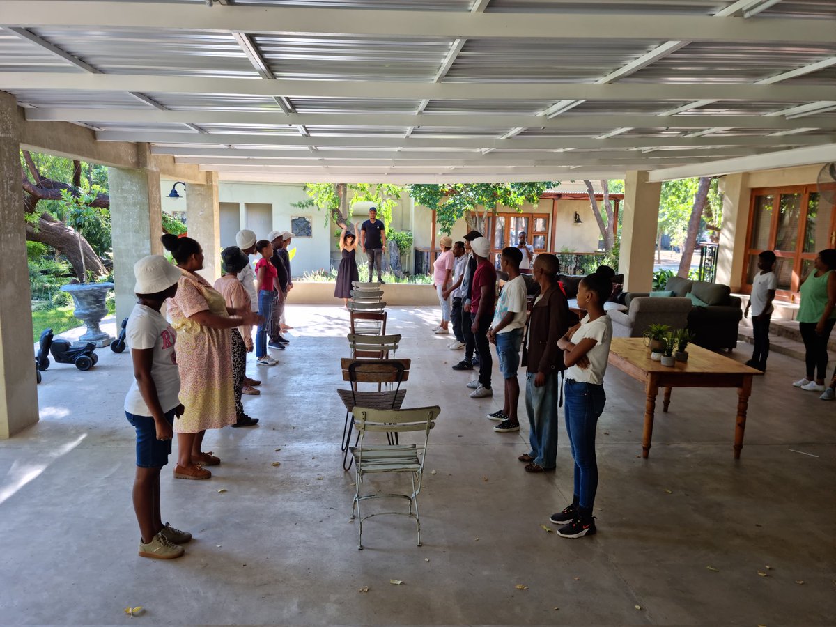 NosindisoM's tweet photo. Danielle kickstarting the Transmedia Storytelling workshop w youth in Douglas in collaboration w @UWConline &amp; @_IJR_ 's Youth Identity Project &amp; Memory, Arts &amp; Culture Project https://t.co/SGjCOH0djv