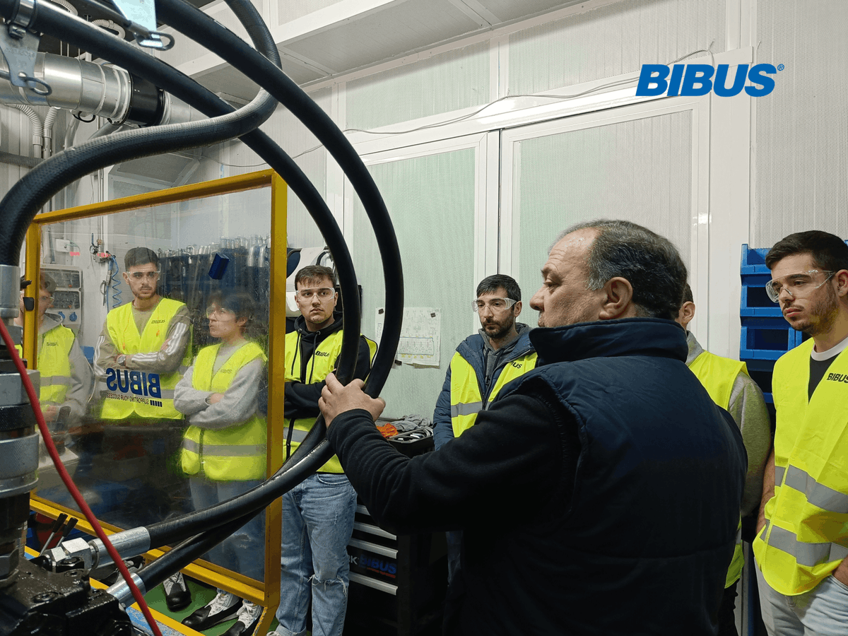 BibusSpain's tweet photo. Recibimos la visita del 4º curso de la @eeiuvigo.  Han conocido de primera mano el trabajo que se realiza en BIBUS Spain y han visto cómo funciona nuestro banco de pruebas. Estamos encantados de ayudar a acercar el mundo académico y el mundo de la empresa. ¡Gracias por la visita! https://t.co/aESWKclYuD