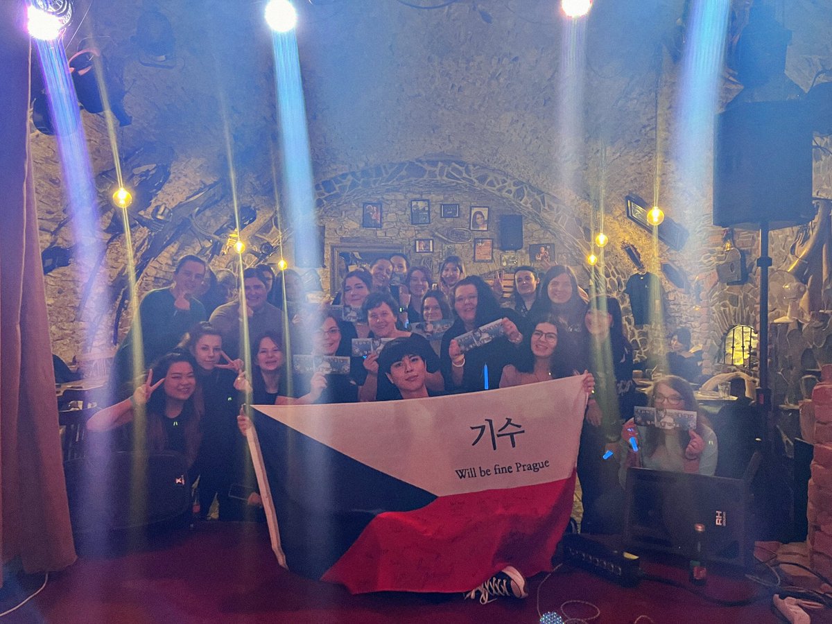 1990KISU's tweet photo. Pojďme se potkat znovu! Moc mi chybíte! Budeme hlasitě zpívat, abychom se mohli znovu setkat! miluji tě 049
🇨🇿🇨🇿🇨🇿🇨🇿🇨🇿🇨🇿🇨🇿🇨🇿🇨🇿🇨🇿🇨🇿🇨🇿🇨🇿🇨🇿🇨🇿
#CzechRepublic #Czech #Prague #Mylovefans #Unforgettablememory #KISU #europetour https://t.co/qNNRZsZABB