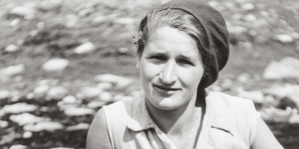 Wir zeigen auf unserer Webseite Porträts von Frauen aus der ganzen Schweiz. Eine davon ist Greti Caprez-Roffler. Ihre Enkelin, die Autorin Christina Caprez, portraitiert in «die illegale Pfarrerin» das Leben von Greti Caprez-Roffler (1906-1994).
dieillegalepfarrerin.ch