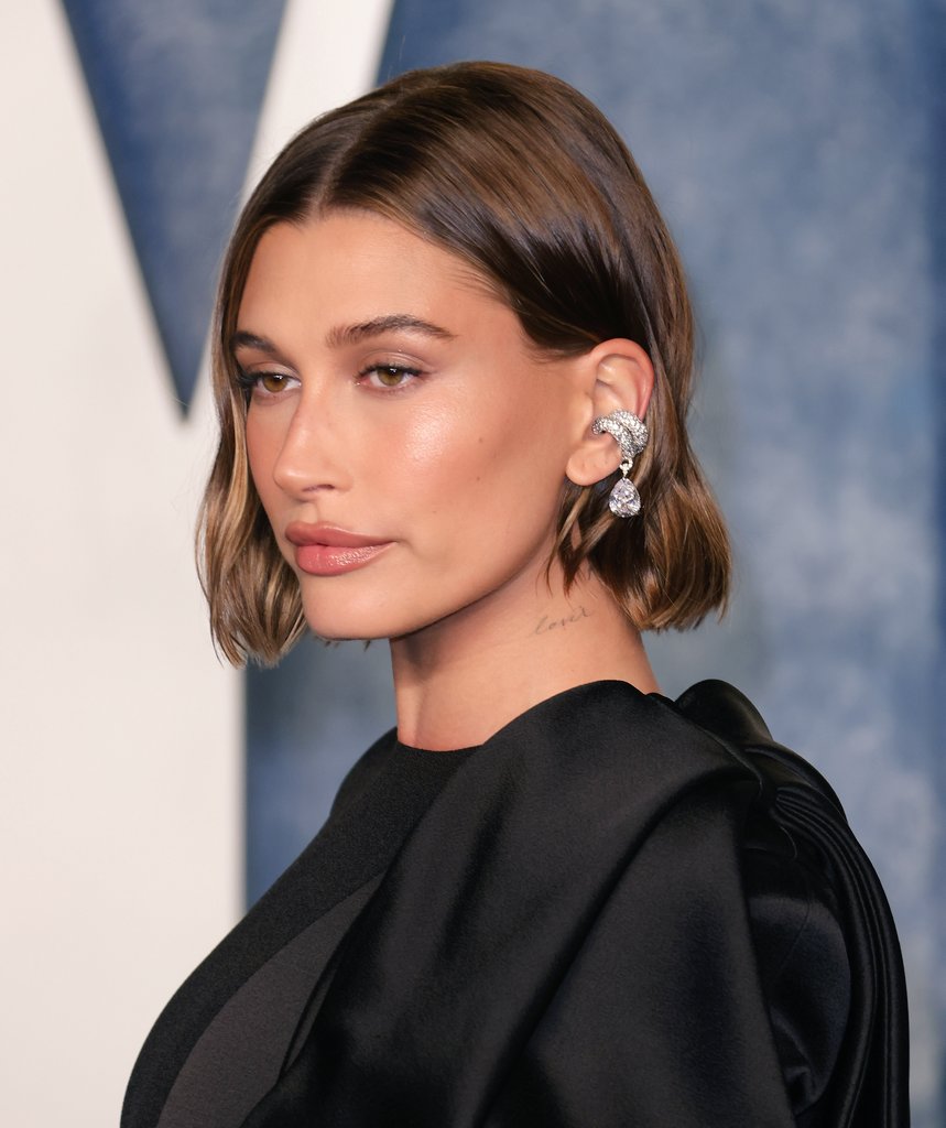 Hailey Bieber Facts on X: Hailey Bieber looks stunning at the 2023 Vanity  Fair Oscar Party. #Oscars  / X