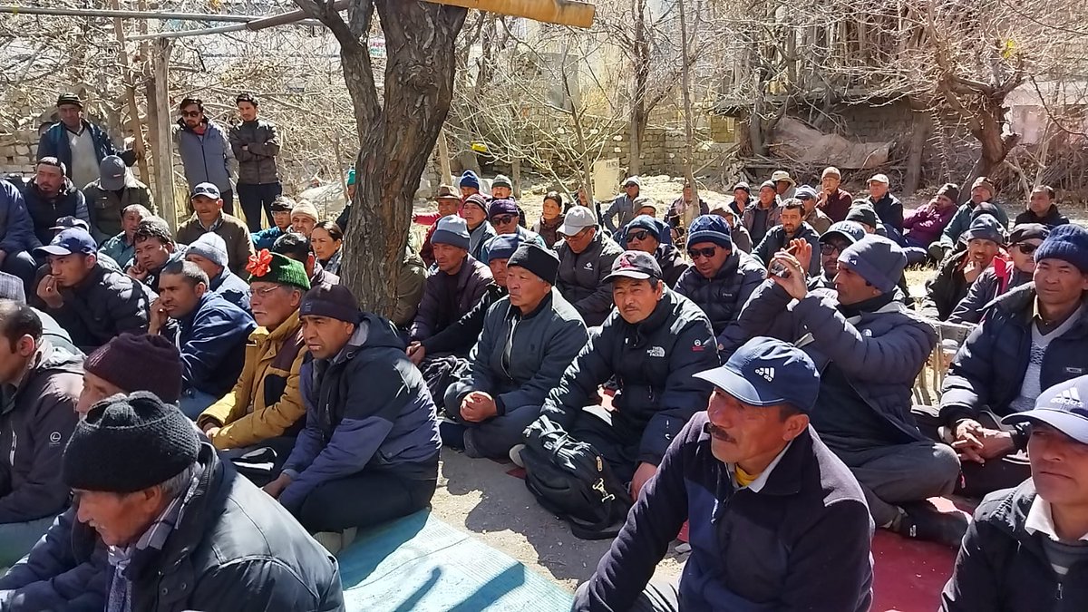DIPR_Leh's tweet photo. Horticulture Dept.,Leh in collaboration with Himmotthan society conducted a one-day training programme on #canopymanagement at Khaltse sub-division.
@LAHDC_LEH @DC_Leh_Official @ddnewsladakh @prasarbharti @tatatrusts @PIBSrinagar @Info_Ladakh https://t.co/VMVxGc24Kd