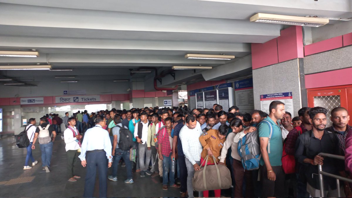 WriteToSpeak1's tweet photo. यह Anand Vihar ISBT का मेट्रो स्टेशन है। जहां की व्यवस्था बेहद ही खराब है। आप देख सकते है इतनी भारी भीड़ होने के बावजूद यहां सिर्फ एक ही Checking Machine काम कर रही है। और बाकी सारी बंद पडी है। जिससे लोगों को बेहद परेशानी हो रही है।
@OfficialDMRC कृपया इसपर ध्यान दे । https://t.co/T1gQk1ZDQE