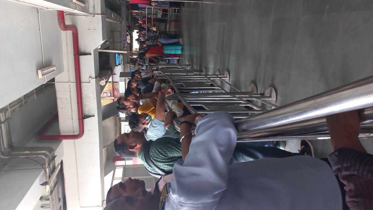 WriteToSpeak1's tweet photo. यह Anand Vihar ISBT का मेट्रो स्टेशन है। जहां की व्यवस्था बेहद ही खराब है। आप देख सकते है इतनी भारी भीड़ होने के बावजूद यहां सिर्फ एक ही Checking Machine काम कर रही है। और बाकी सारी बंद पडी है। जिससे लोगों को बेहद परेशानी हो रही है।
@OfficialDMRC कृपया इसपर ध्यान दे । https://t.co/T1gQk1ZDQE