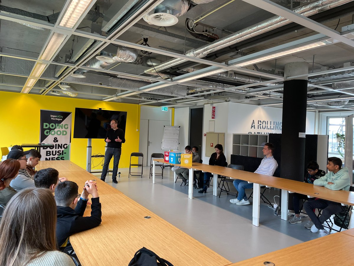 impactcity's tweet image. De IMC Weekendschool bij Apollo 14 in Den Haag: de leerlingen maakten kennis met #impact ondernemen, kregen een rondleiding door de hub en bedachten zelf een idee voor een onderneming met hulp van drie enthousiaste ondernemers. Een mooie dag!