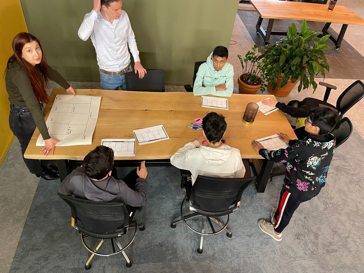 De IMC Weekendschool bij Apollo 14 in Den Haag: de leerlingen maakten kennis met #impact ondernemen, kregen een rondleiding door de hub en bedachten zelf een idee voor een onderneming met hulp van drie enthousiaste ondernemers. Een mooie dag!