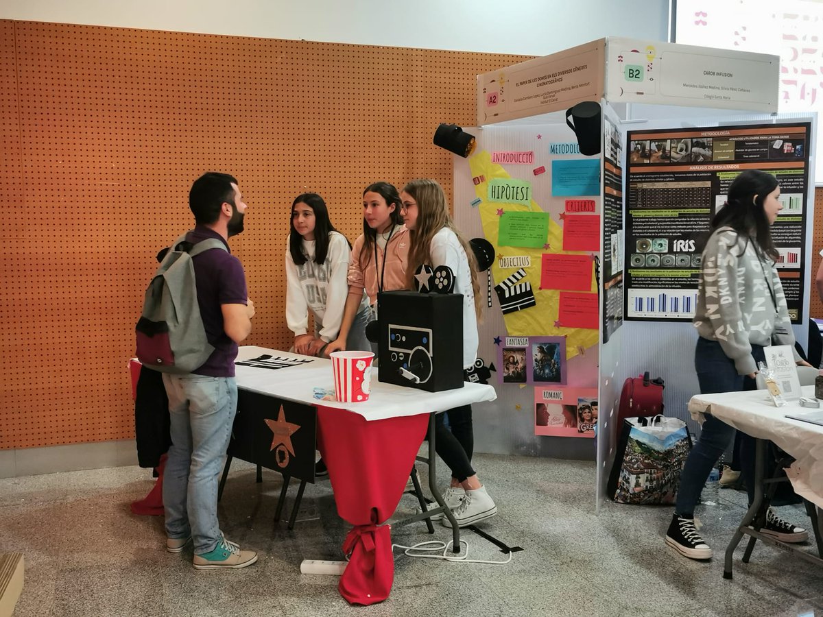 INSElCairat's tweet photo. Recta final a l'#Exporecerca. Parlem de transgènic, dones i cine, dismorfia, bioètica I microbis i clor. Expliquem les nostres recerques. https://t.co/EP7LonxEpd