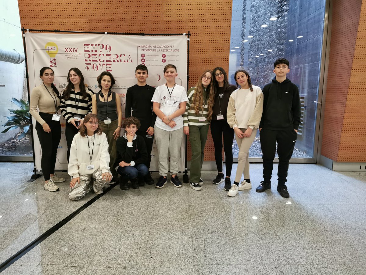 INSElCairat's tweet photo. Recta final a l'#Exporecerca. Parlem de transgènic, dones i cine, dismorfia, bioètica I microbis i clor. Expliquem les nostres recerques. https://t.co/EP7LonxEpd