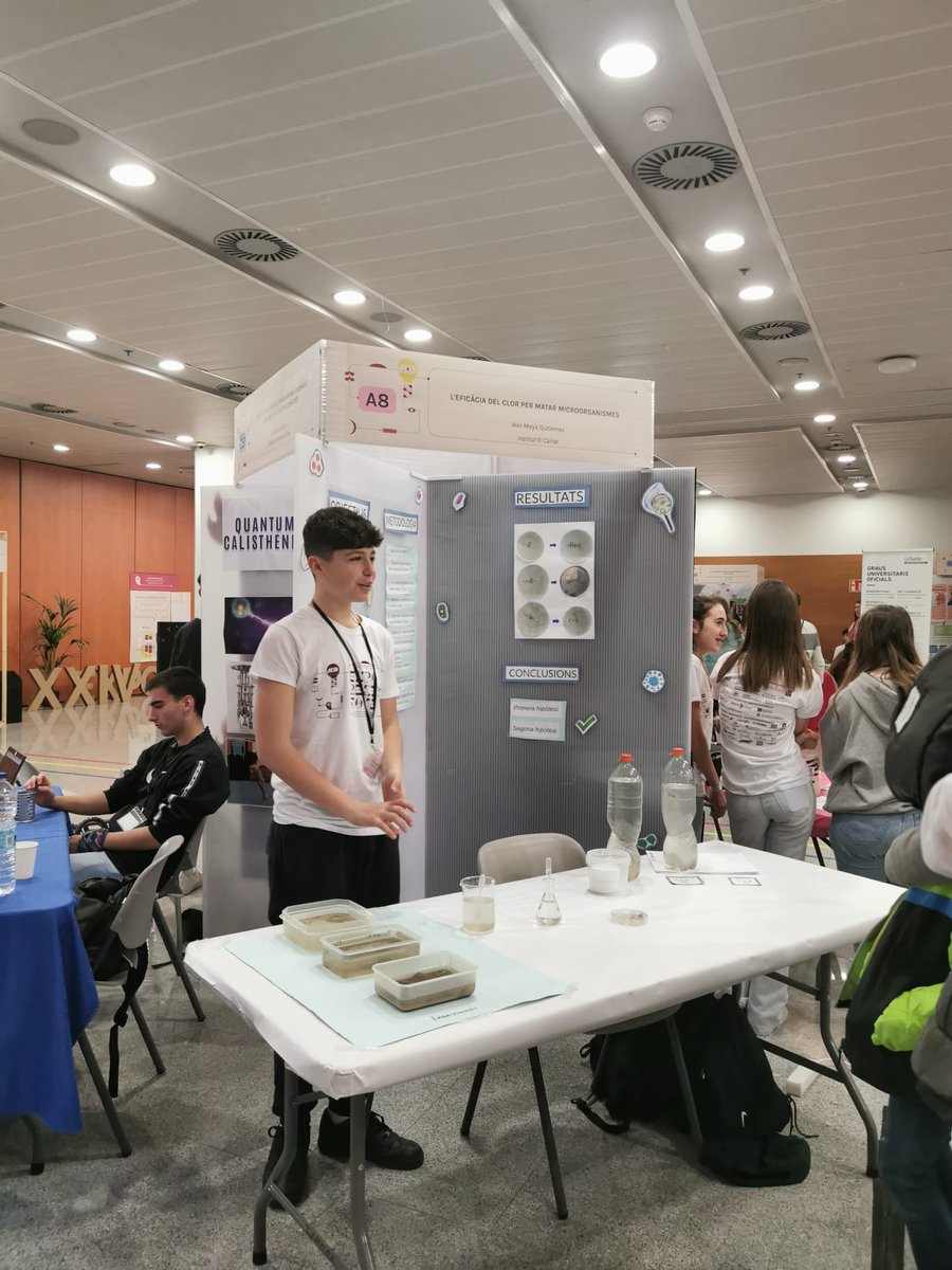 INSElCairat's tweet photo. Recta final a l'#Exporecerca. Parlem de transgènic, dones i cine, dismorfia, bioètica I microbis i clor. Expliquem les nostres recerques. https://t.co/EP7LonxEpd