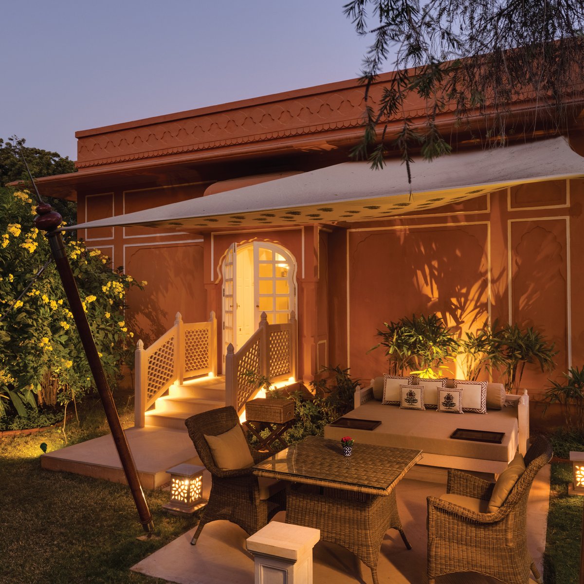 OberoiHotels's tweet photo. A remarkable escape, decorated in relaxing natural palettes, a deep marble bathtub with views of the private courtyard, cushioned window seat, and a walk-in wardrobe, at The Oberoi Rajvilas, Jaipur.

@oberoirajvilas 

#MyOberoi #RajasthaniTourism #IncredibleIndia #Tourism https://t.co/Joy5AkMY1b