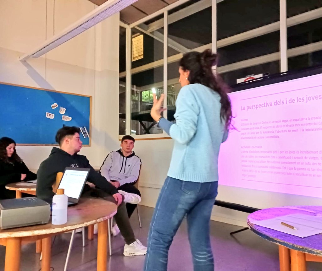 TACCbcn's tweet photo. Durant la reunió, a banda d'exposar els resultats, hem analitzat l'impacte a nivell local, com en el cas de la presentació de l'espai jove en línia al Kasal de Joves de Castelldefels 💬
#IVY #TACC #roterbaumberlin #crvenodrvosrbija #curbadecultura #straussAPS #ris #KA2project https://t.co/P136mYsOLL