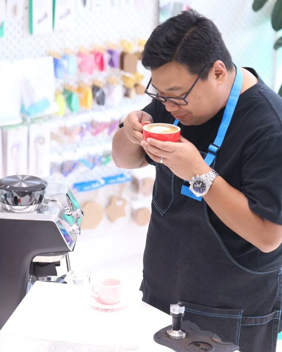 chefedward's tweet photo. Uy mga kape-holics dyan hope you could support! We opened our 1st ever retail concept inside the new @googlygooeys shop along E.Rod in QC! We sell coffee machines and beans and if I'm there pagtimplahan ko pa kayo ng kape hehe. Salamat! Ang mag RT may free thoughts and prayers 🤣 https://t.co/wZlKJnf9uD
