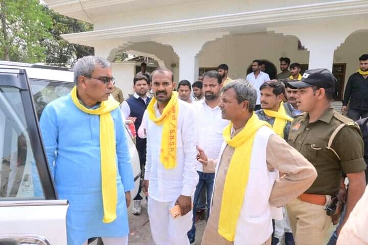 pckashyap01's tweet photo. सुभासपा राष्ट्रीय अध्यक्ष आदरणीय श्री ओमप्रकाश राजभर जी ने आज ग्राम सभा गेलवारा जनपद #आजमगढ़ में श्री विमल यादव जी के निज निवास पहुँच परिजनों से मुलाकात कर कुशलता पूछी व सप्रेम भोजन कर धन्यवाद ज्ञापित किया।। https://t.co/0n7oFMGPbi