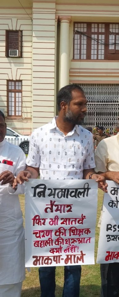 _Bhole_Baba_'s tweet photo. ओ चाचा @NitishKumar ,केतना लूटिएगा बिहार को?माध्यमिक और उच्च माध्यमिक विद्यालयों में एक भी शिक्षक नहीं है,लेकिन आप है की कुर्सी बचाने के फेर में है,सातवां चरण नही शुरू होगा तो इसी साल आपका सरकार गिर जाएगा,सोच लीजिए अच्छे से।4 साल से मेरिट लिस्ट में आकर भी नियुक्ति नही मिला है। https://t.co/Q0cGTmeDiN