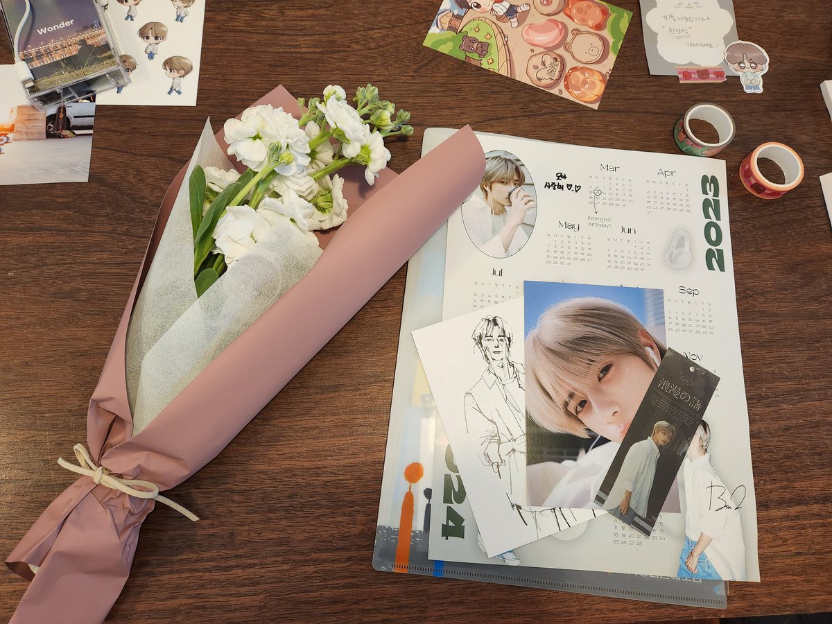 txtnumber5's tweet photo. 시즈더플라워
#낭만의낱말
#romancefor_beomgyu
꽃향기가 너무너무 좋았고... 꽃들 사이에 범규가 쏙 숨어 있었고... 8ㅅ8 특전까지 너무 감성적이었어요 오래오래 기억에 남을 곳이었습니다🤍 https://t.co/0AZwX3vjjV