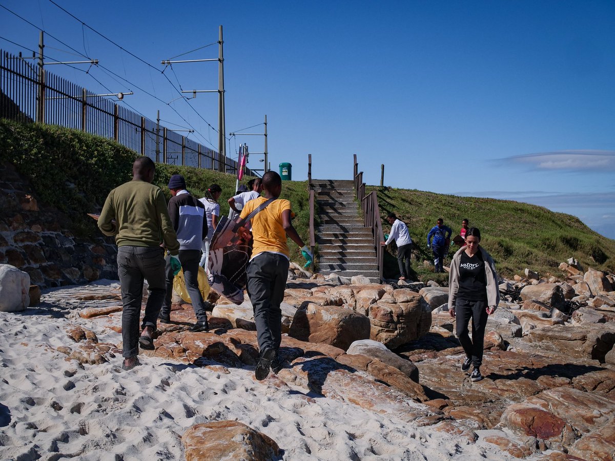 sharkcentre's tweet photo. The #MarineExplorers from Eco Active visited our team at the centre last week. 🤿
The day was centred around the theme of #humanimpact 👊🏽! We played Survive the Century, discussed ways that we can impact our planet positively, and ended the day with a #beachclean! https://t.co/9rdIy3mcb1