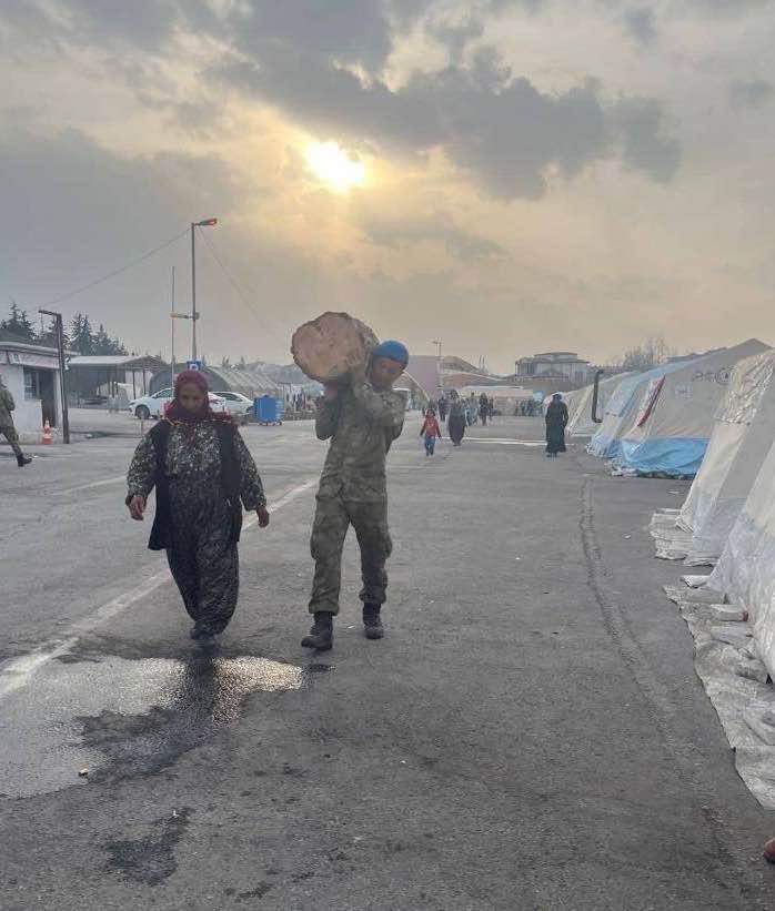 "Seyit Onbaşı gibi güçlü"
Gücünü milletimizden alan
Cesaretini yüreğinde ve bileğinde taşıyan
yiğit "Uzman Çavuş"lar deprem bölgesindeki vatandaşlarımızın yardımına koşmaya devam ediyor.
#UzmanÇavuşlarTorbaYasaya #UzmanÇavuşlarMilletinGönlünde #UzmanÇavuşlarDevletinEmrinde