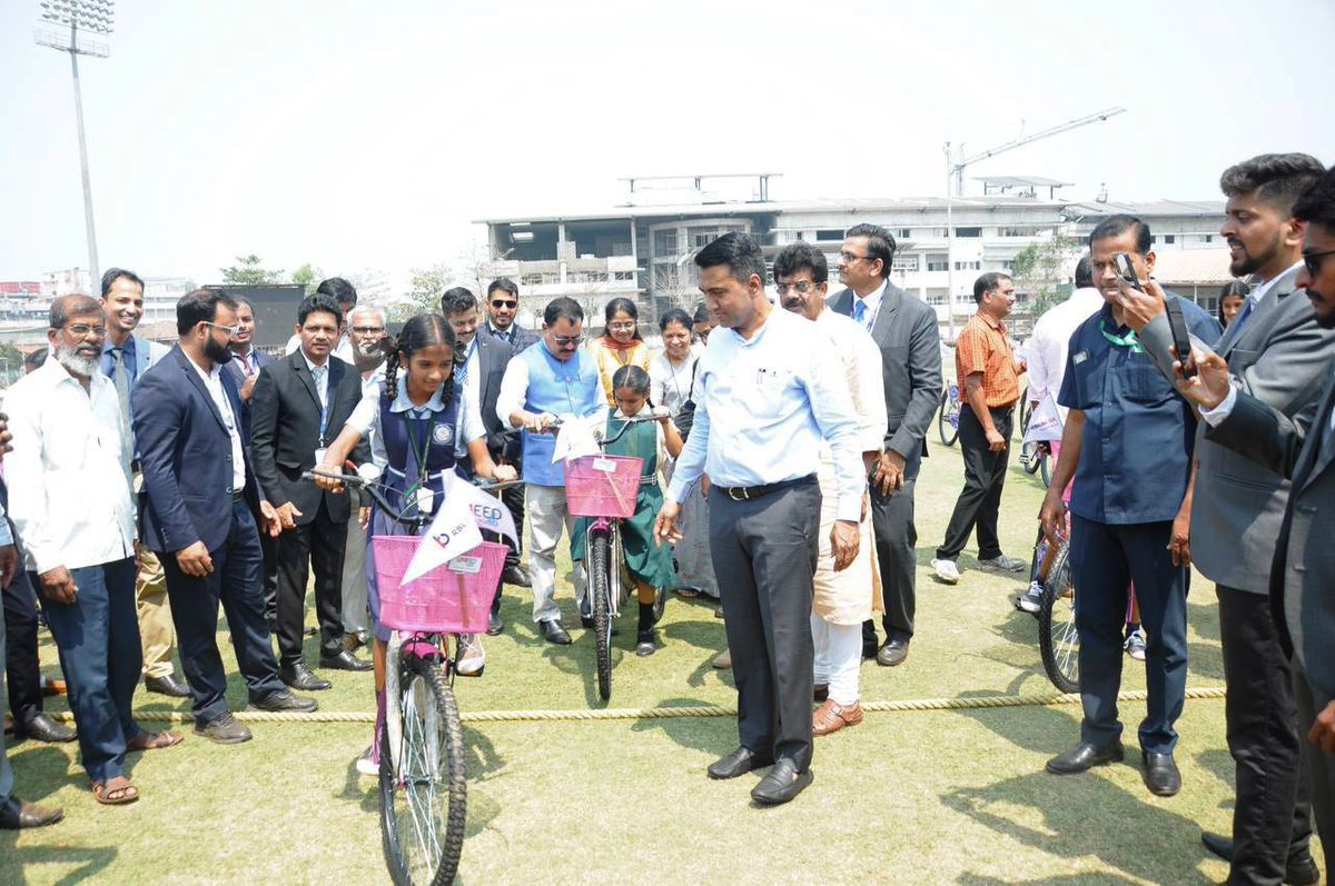 DrPramodPSawant's tweet photo. Distributed cycles and school kits to underprivileged girl students donated by RBL bank, in the presence of Social Welfare Minister Shri @SubhashGoa and EDC Chairman and @BJP4Goa President Shri @ShetSadanand and others. 1/3 https://t.co/mE92oqv92s