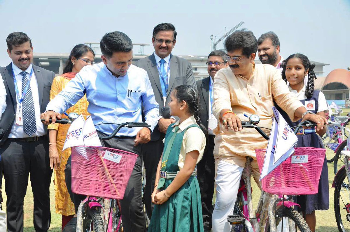 DrPramodPSawant's tweet photo. Distributed cycles and school kits to underprivileged girl students donated by RBL bank, in the presence of Social Welfare Minister Shri @SubhashGoa and EDC Chairman and @BJP4Goa President Shri @ShetSadanand and others. 1/3 https://t.co/mE92oqv92s